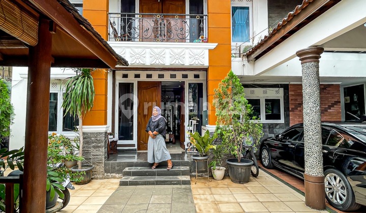 A 2-story house in Tanjung Barat with a Tropical Modern style A 2-story house in Tanjung Barat with a Tropical Modern style
