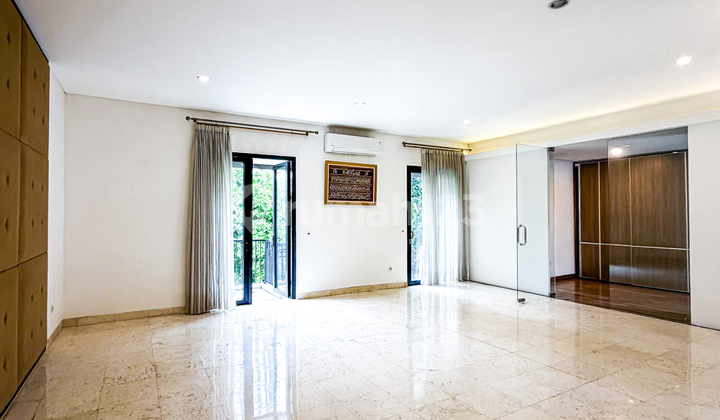 Hunian Townhouse Eksklusif dengan Layout Plong yang Membuat Aktivitas di Lantai 1 Terasa Sangat Lega dan Nyaman. 2