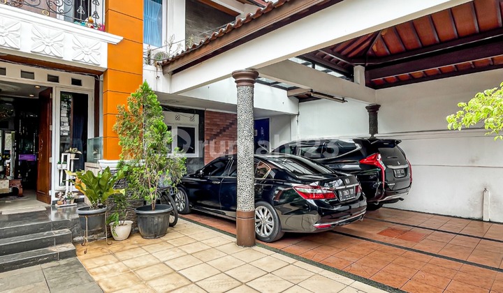 A 2-story house in Tanjung Barat with a Tropical Modern style A 2-story house in Tanjung Barat with a Tropical Modern style