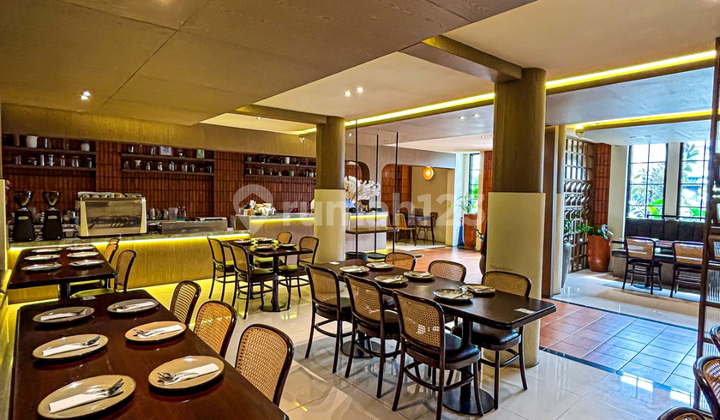 3-Storey Commercial Building Prime Location Near Toll Road + Freehold Title 3-Storey Commercial Building Prime Location Near Toll Road + Freehold Title