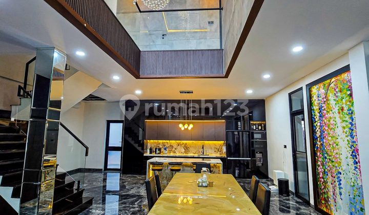 Bebas Banjir, Rumah Luxury Industrial , 3 Lantai, SHM, Siap Huni