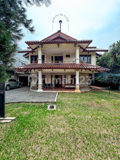 Dijual Rumah di Kemang - 758m² Tanah, Kolam Renang, Lokasi Ujung yang Tenang
