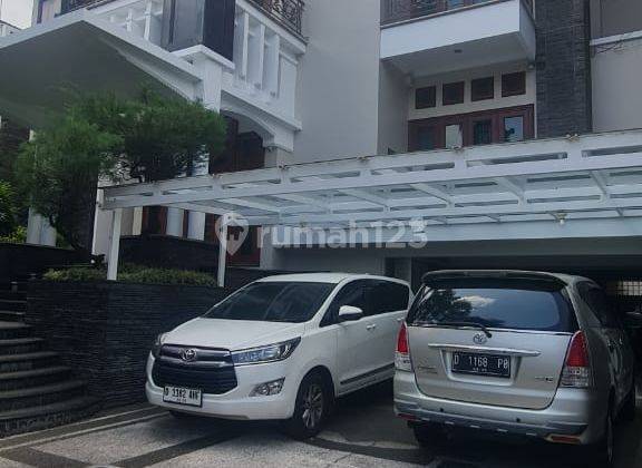 Rumah Mewah 3 Lantai di Setraduta Mainroad Dekat Tol 1