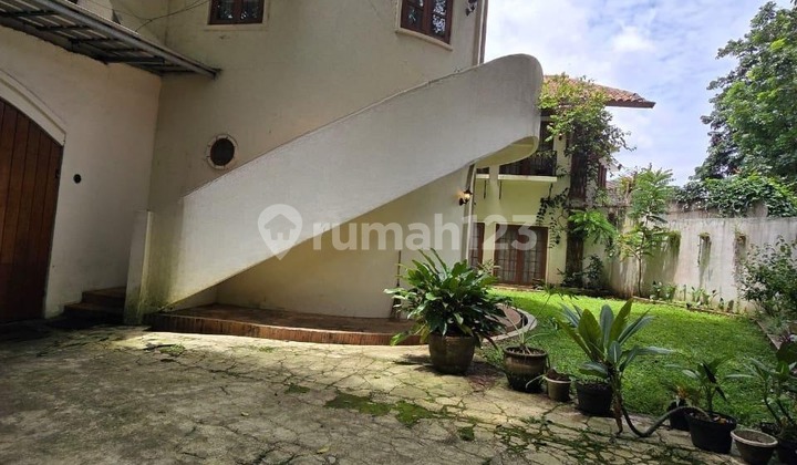 Rumah Artistik Sejuk di Sayap Ciumbuleuit Bandung