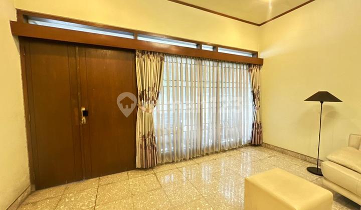Dijual Rumah Bagus Luas Semi Furnished di Jl Riau Bandung 2
