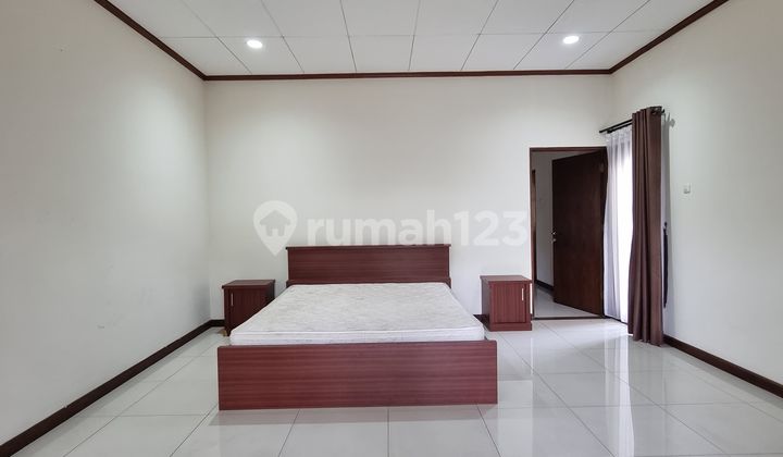 Disewakan Rumah 4 kamar Tidur dengan Pool dan Garden yang Luas, Lokasi di Kuningan Jakarta Selatan 2