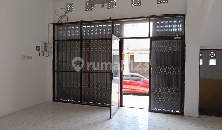 Affordable 2.5-Story Shop House Ready for Use Near Petra University and Ahmad Yani Toll Access 2
