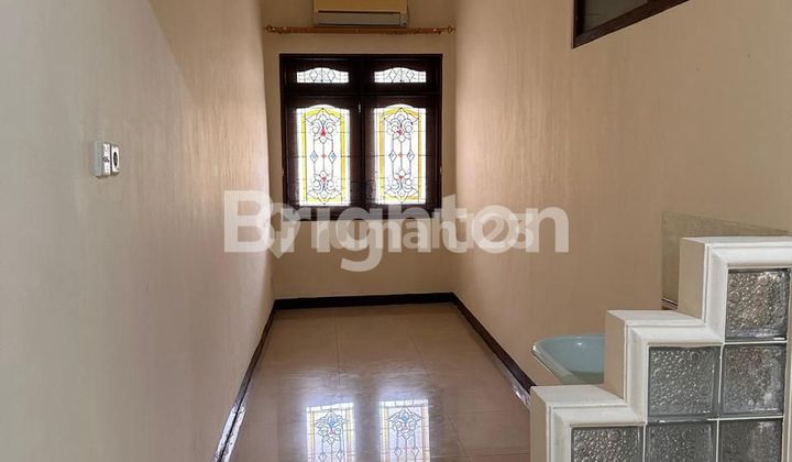 For Sale / Rent Well-Maintained 1.5-Story House in Manyar, East Surabaya. 3rd Row Street. 2