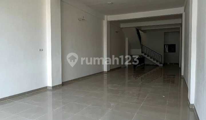 Commercial Area Ready-to-Use 3-Story Shop House Gress 1