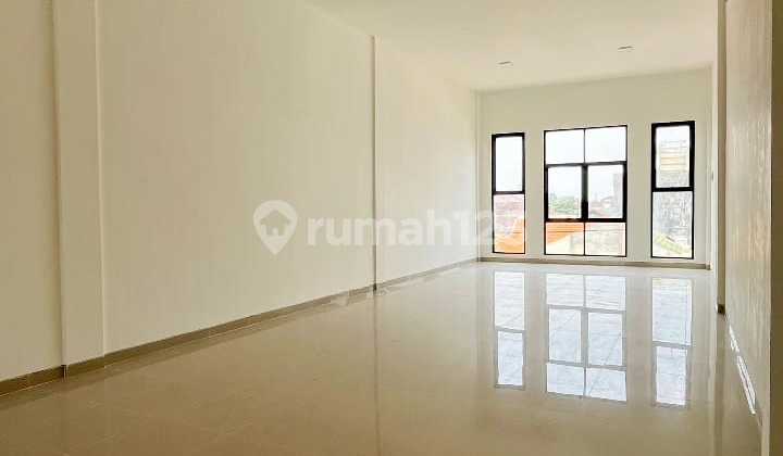 Commercial Area Ready-to-Use 3-Story Shop House Gress 2