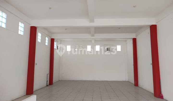 Affordable 2.5-Story Shop House Ready for Use Near Petra University and Ahmad Yani Toll Access 1