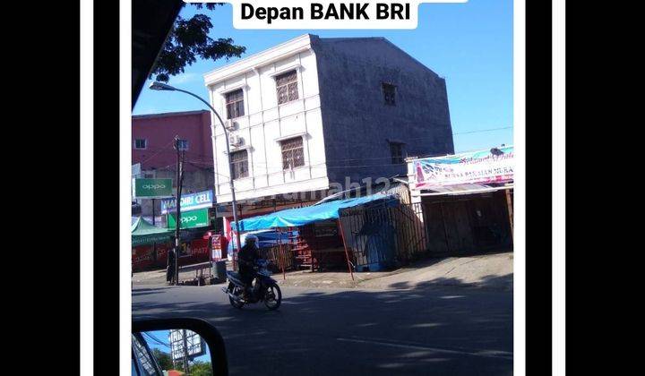 Ruko Jl Usman Salengke Gowa Sulawesi Selatan
Poros Jalan 
3 Lantai 5X15 Belakang Lebar 5.5 Meter
Rolling 9 Meter
Depan Kantor Bank BRI
Lantai 1 ada kamar mandi 1.

Lantai 2 ada 2 kamar mandi, 1 kamar tidur dalam kamar. ada 2 kamar tidur, 1 dapur liat gamb 1