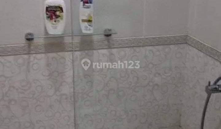 Rumah Golden Park+
Full Perabot
8X18, Luas Bangunan 300 M²
3 Lantai SHM
Lantai 1 ada 1 kamar + kamar mandi dalam
Lantai 2 ada 2 kamar + kamar mandi dalam
Lantai 3 ada 1kmr +km dlm, tambah kamar pembantu ada 2 kmr mandi luar1 
Total lantai 3 ada 3 kamar +  2