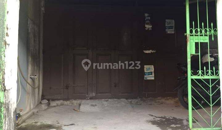 Turun Harga Rumah+Kios Untuk Jualan
Jl Gelora Massa No 10 
8X13, 104 M² LB 70- SHM
1 Ruangan Untuk Jualan 4X4 M²
3 Kamar Tidur
2 Kamar Mandi
1 Ruang Keluarga
1 Ruang Tamu
Dekat Pasar Karuwisi
Dekat Jl Pettarani
Dekat RS
Dekat Mall Mari
Jalanan depan Rumah 2