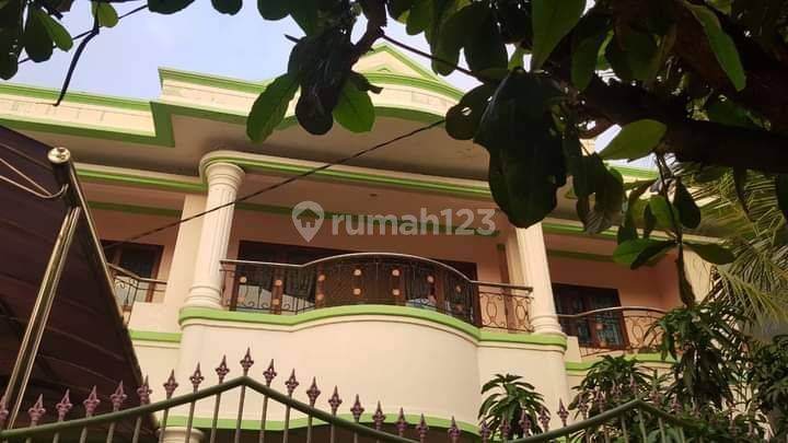 Rmh Mewah Komp. Bougenville Panakkukang
Makassar Sulawesi Selatan LB : 360 m² (18X20)
Lantai : 2
Kamar Tidur : 4 + 1 ART
Kamar Mandi : 5
Listrik : 3500 Watt
Air :  PDAM+sumur bor
Sertifikat : SHM
Carport + Kanopi 1 Mobil
One Gate System Security 24 Jam
 1