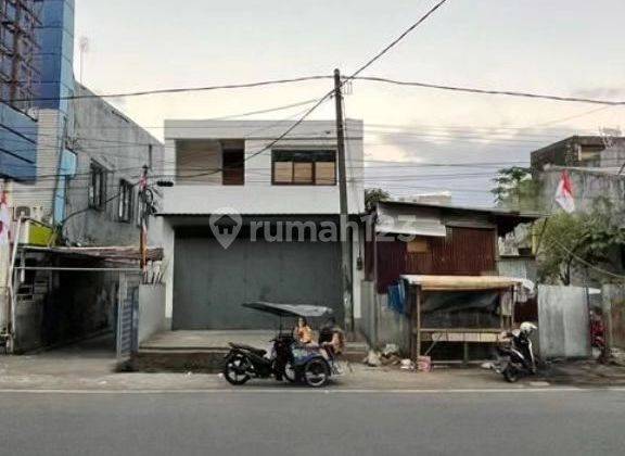 Dijual Ruko & Rumah, Jl. Veteran Selatan Makassar*

luas Tanah 6 X 28 M
luas Bangunan 6 X 25 M
2 Lantai
kamar Tidur 3
kamar Mandi 3
listrik 2200 Watt
shm
air Pdam & Sumur Bor 

*besar Belakang 7 & 8 M²*
 1