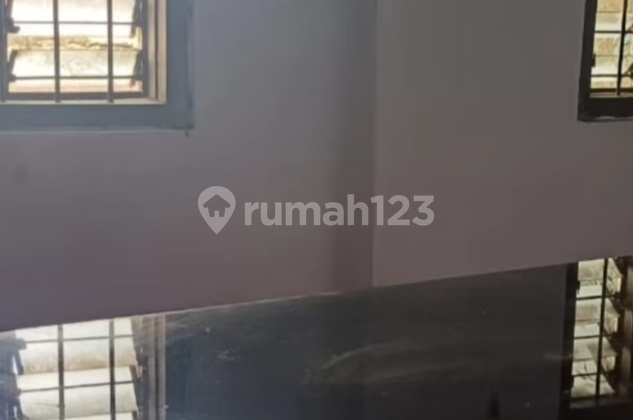 Shop House on Dr. Wahidin Sudiro Husodo Street, Makassar, Number of Rooms: 3, Number of Bathrooms: 1, 2 Floors (Second Floor is Half Wooden Plank), Land Size 129 m², Building Size 129 m², Electricity Token, Certificate SHM, Price Rp 1.3 Billion.