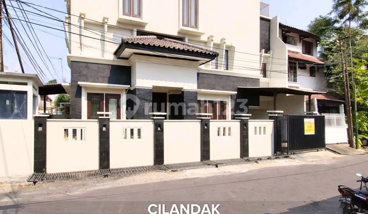 Dijual Rumah Modern Tropical Semi Furnished di Cilandak