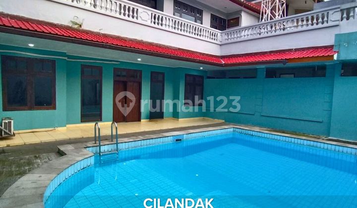 Disewakan Rumah dengan Halaman Luas bisa untuk Kantor di Cilandak 1