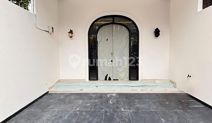 Dijual Rumah Brand New American Classic Lokasi Strategis di Joglo 2