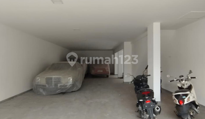 Disewakan Rumah Modern Lokasi Strategis di Kebayoran Baru 2