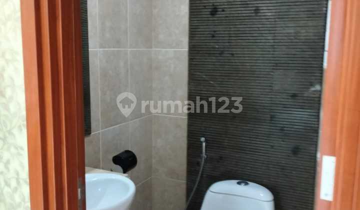  Rumah Hoek 4 Lantai Furnished startegis Perkotaan di Kemayoran  2