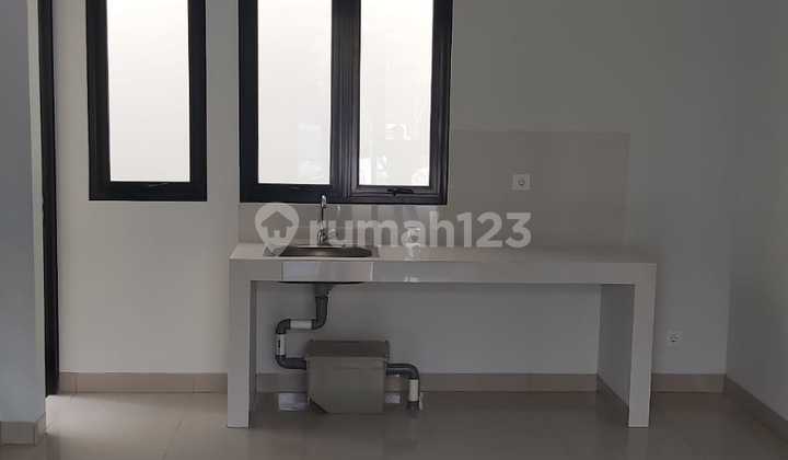 Disewakan Rumah Summarecon Crown Gading - 2 Lantai, Lingkungan Eksklusi 2
