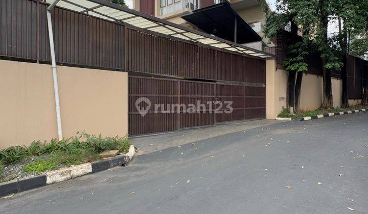 Rumah 3 Lantai Dekat Senayan Lokasi Premium Semi Furnished 2