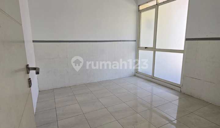 Rumah Hook dengan Taman Luas Tatar Naganingrum Kbp 2