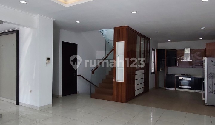 Rumah Mewah 3 Lantai di Sudirman Town House
