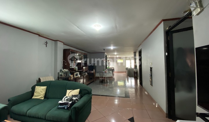 Rumah 3,5 Lantai Dengan Carport Yang Luas di Setiabudi