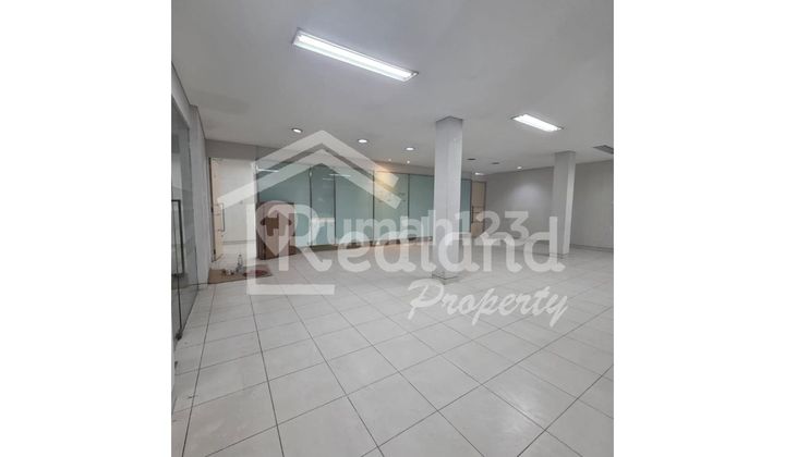 Ruang Usaha di Majapahit , Semarang ( Jo 8460S ) 1