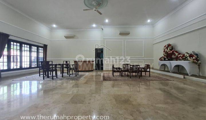 Rumah Satu Lantai Dengan Lokasi Strategis Dekat Kawasan Senayan  8