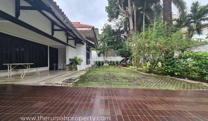 Disewakan Rumah Dengan Halaman Luas Dan Asri di Simprug Golf  2