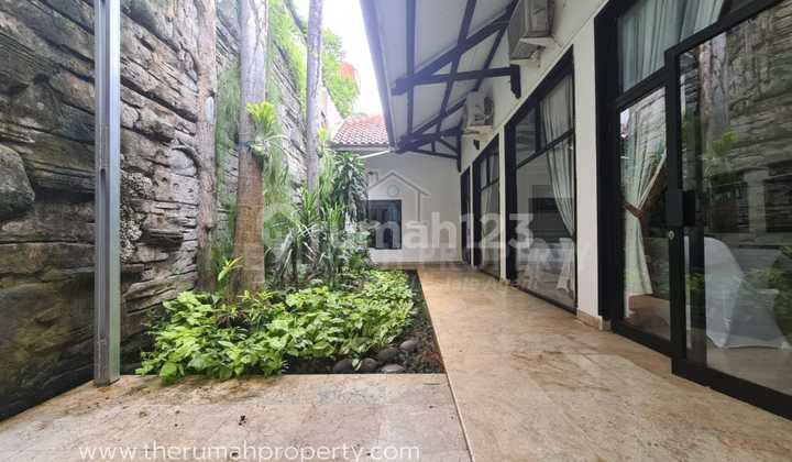 Disewakan Rumah Dengan Halaman Luas Dan Asri di Simprug Golf  11