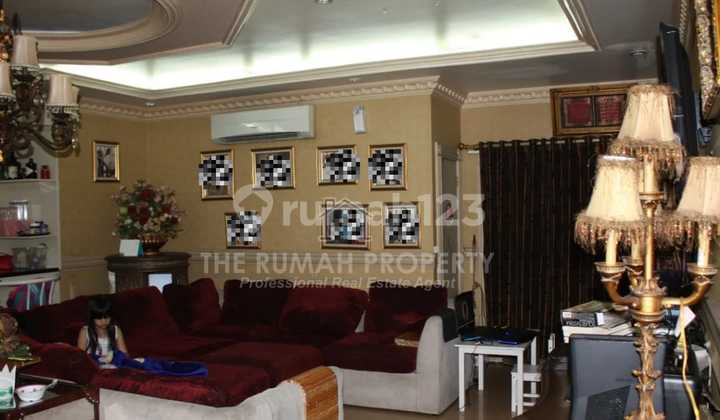 Gedung Usaha Lokasi Pinggir Jalan Kebayoran Baru Jakarta Selatan