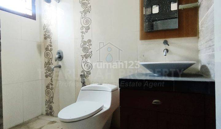 Dijual Rumah 2 Lantai Posisi Hook Lokasi Strategis di Jatiwaringin 2