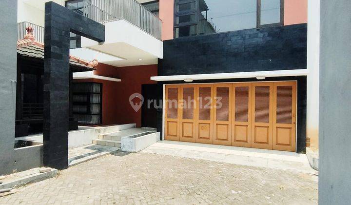 Dijual Rumah 2 Lantai Dengan 8 Kamar Tidur di Jatiwaringin Bekasi 1