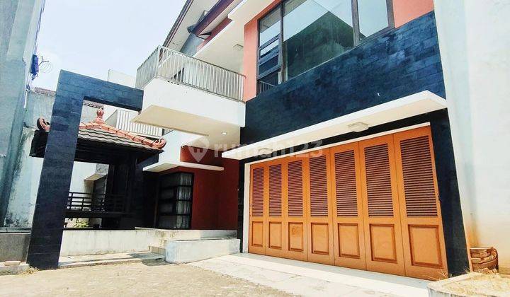 Dijual Rumah 2 Lantai Dengan 8 Kamar Tidur di Jatiwaringin Bekasi 2