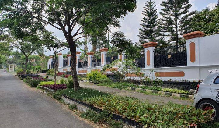 Villa Dijual Halaman Luas Ada Kolam Renang di Puncak Tanah 2900 Meter 2