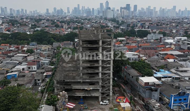 Half-Finished Building in Jatinegara Near Tebet and MT Haryono Approaching NJOP 2
