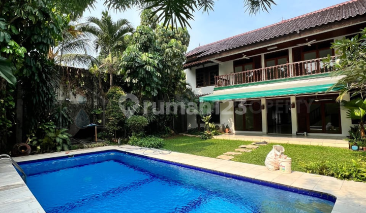 Rumah Bagus Tanah dan Halaman Luas Kemang Private Pool