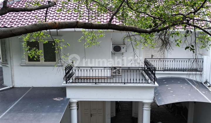 Rumah Lama Desain Klasik Menteng Jakarta Pusat Dekat Ring 1