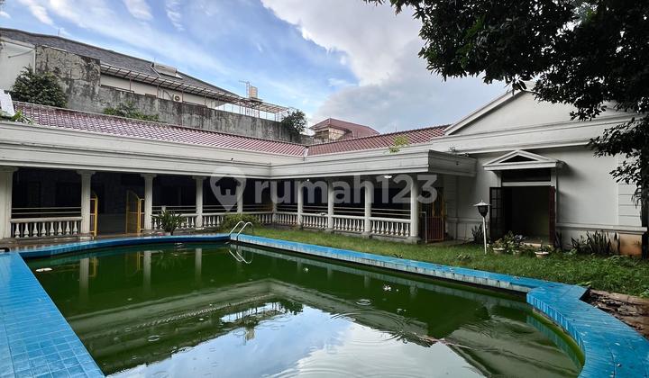 1-Story House for Sale or Rent in Kemang, Large Land 2500 Meters, Kemang, South Jakarta, Land Only Calculation.