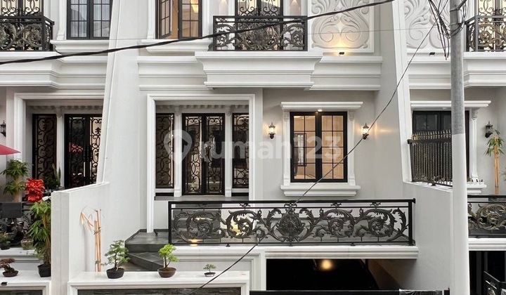 Rumah Ada Kolam Renang Kebagusan