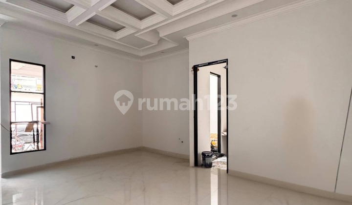 Dijual Rumah Semi Klasik Baru Gress di Babatan Pantai 2