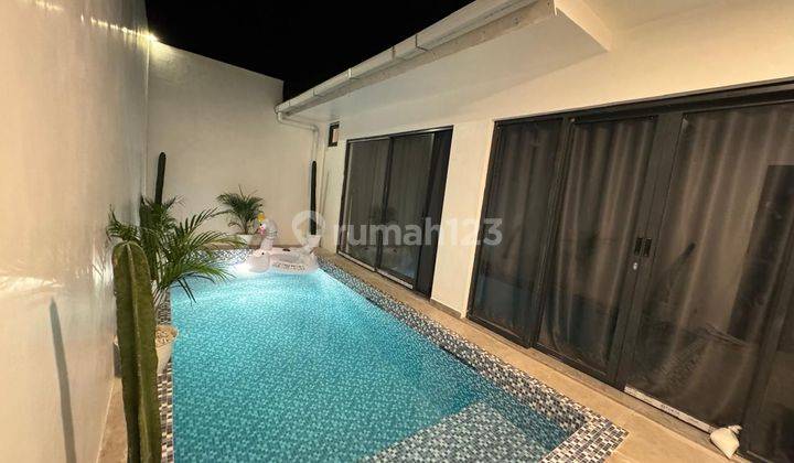 For Sale Villa Uluwatu Strategic Full Furnished Hook Position Sawangan Residents Location (Enter From Jalan Depan Mulia Resort) 

Number of Floors: 1
Land area: 101m2
Building area: 75m2
Bedrooms: 2
Bathrooms: 2
Kitchen: Yes 
Living room: Yes 
Water: Pd 1