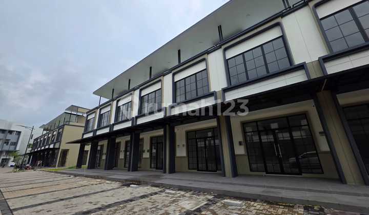 Shop House for Rent in Gading Serpong Hudson Area, Rooftop Ready for Use.