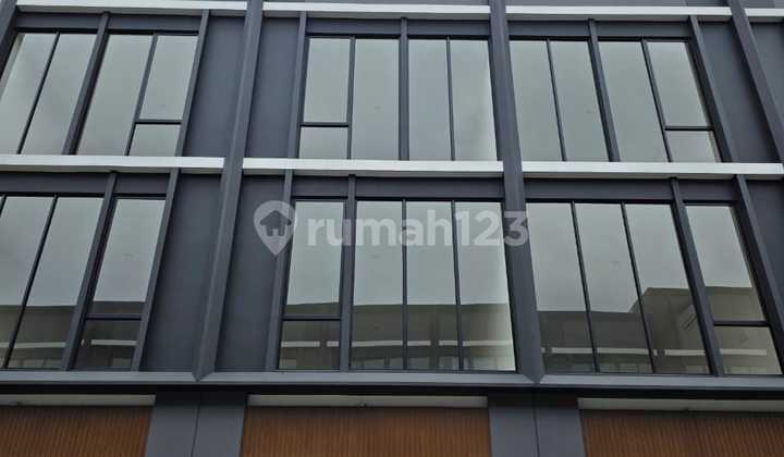 Ruko for Rent in Gading Serpong, Hampton Avenue, 3 Floors Ready to Occupy
