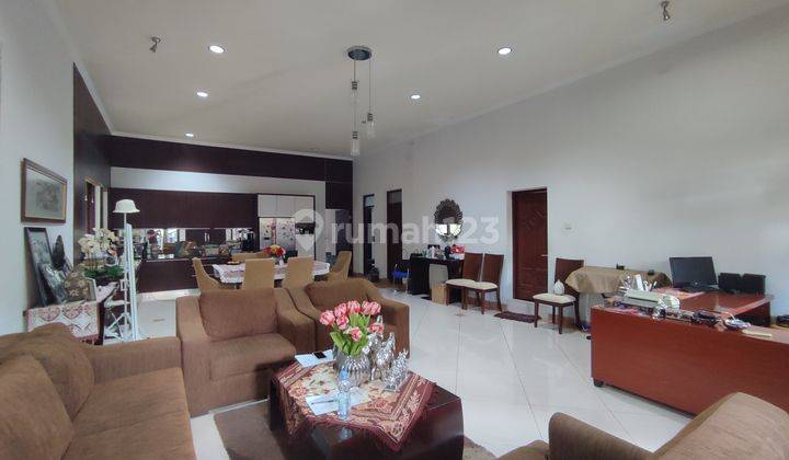 The residence is located in a location with many residents in South Denpasar Jl. Moyo Island 1